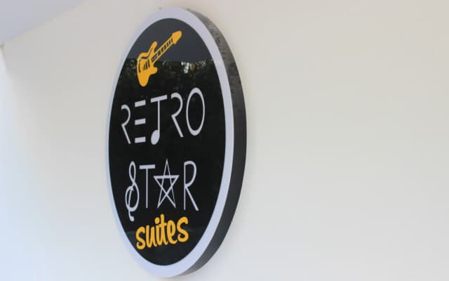 Отель Retro Star Suites