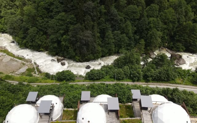 Glamping Kaledome orman evleri