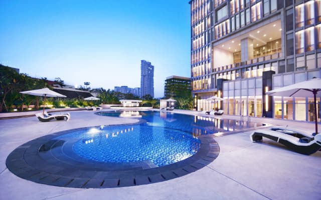 Отель The Grove Suites
