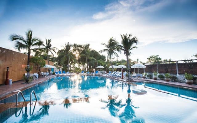 Курортный отель Twin Palms Resort