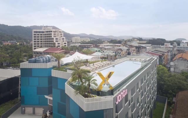 Отель JonoX Phuket Karon Hotel