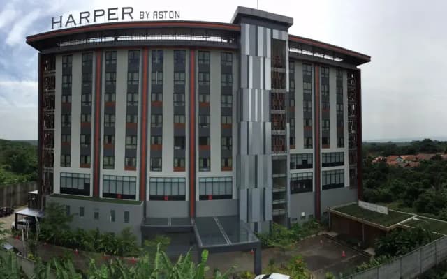 Отель Harper Purwakarta
