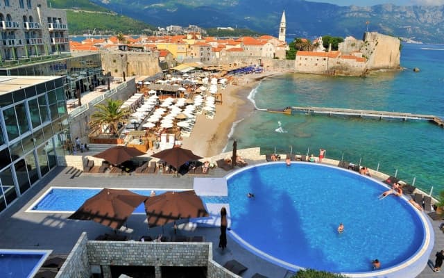 Курортный отель Avala Resort & Villas