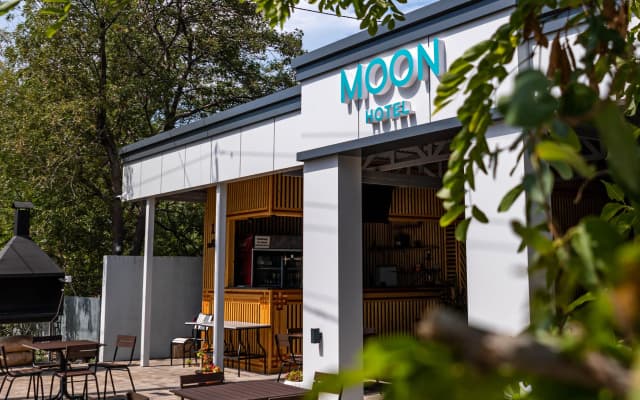 Отель Moon Hotel
