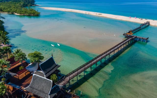 Курортный отель The Hotspring Beach Resort & Spa