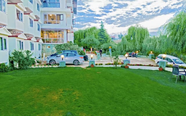 Отель Royal Jardin Whistling Pines Resort