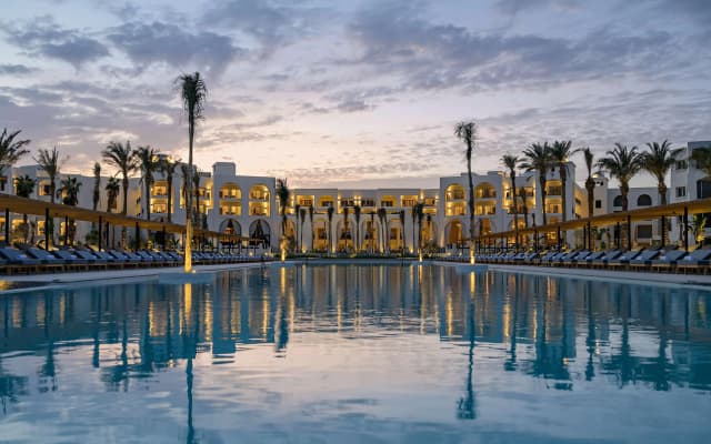 Курортный Отель Serry Beach Resort