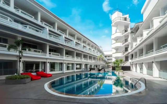 Отель Radisson RED Phuket Patong Beach