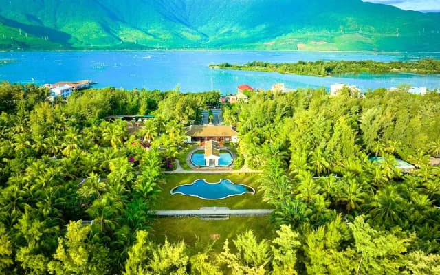Курортный отель Lang Co Beach