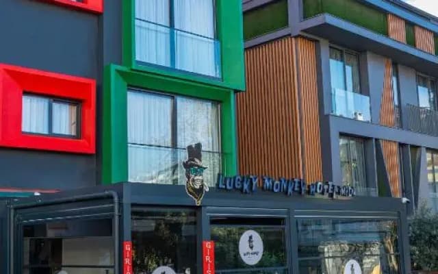 Lucky Monkey Midi Hotel