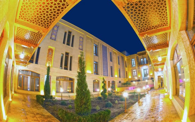 Отель Caravan Plaza