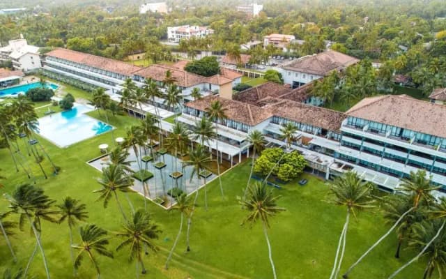Курортный отель The Blue Water - Bawa Heritage - City Resort Hotel