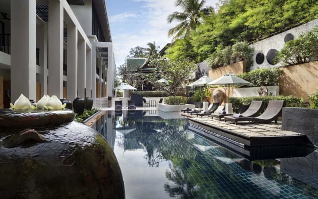 Отель OUTRIGGER Surin Beach Resort