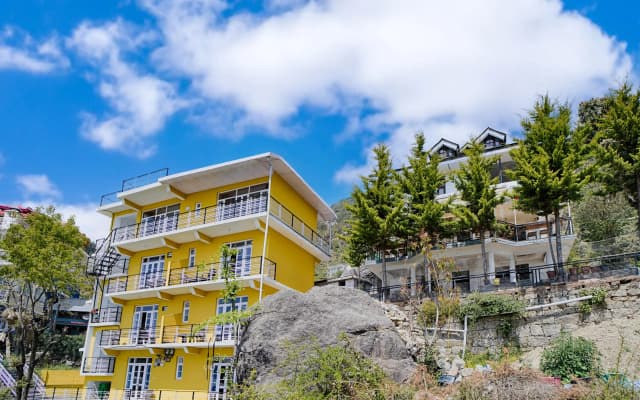 Хостел Young Monk Hostel & Cafe Dharamkot