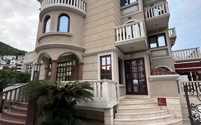 Отель Beatrix Lux Hotel