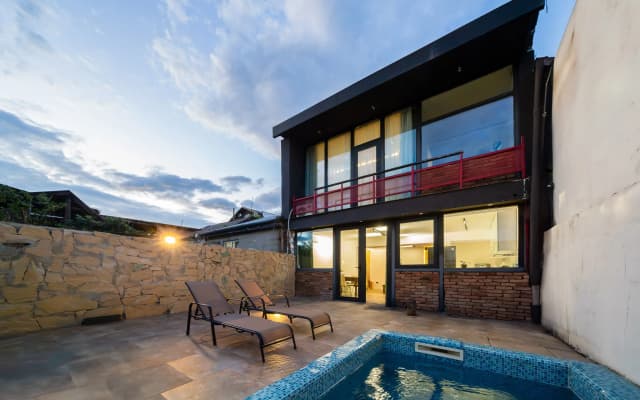 Вилла Трехкомнатный двухэтажный дом с бассейном Niabi Villa