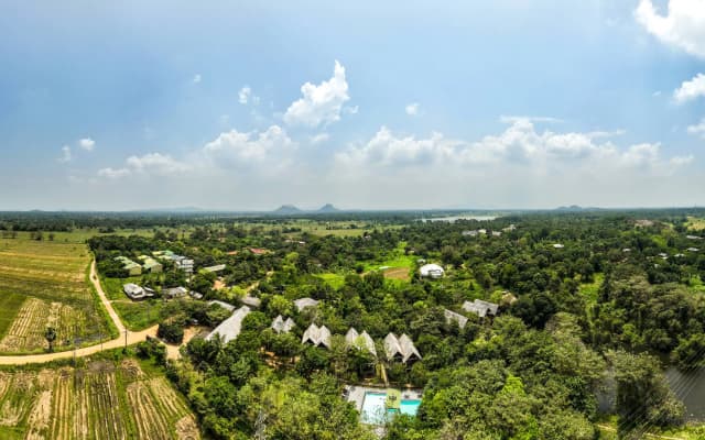 Курортный отель Elephas Resort & Spa