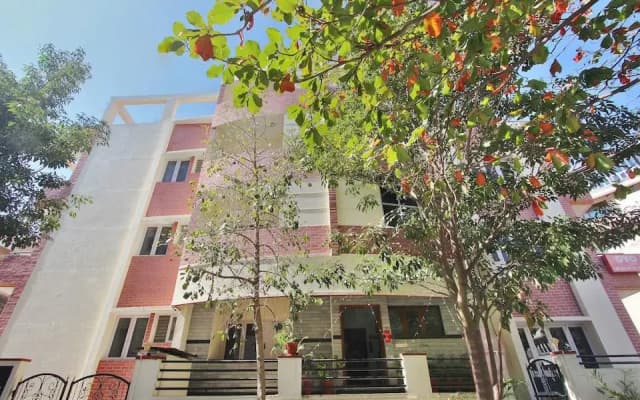 Отель Redwood Suites