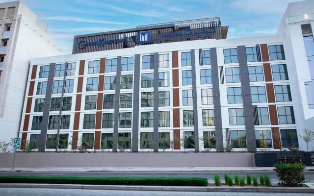 Отель Grand Kingsgate Waterfront By Millennium