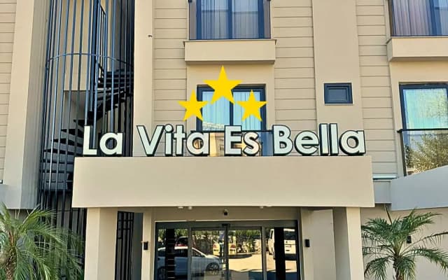 Отель La Vita Es Bella