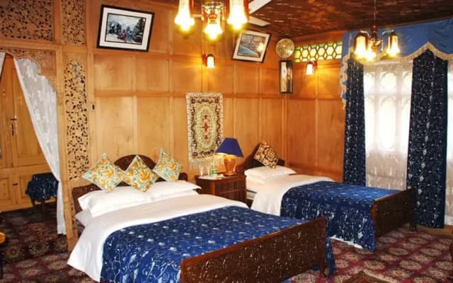 Отель Shiraz Deluxe Houseboat