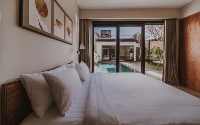 Вилла 4 BR Berawa 5 min walk beach enclosed living room