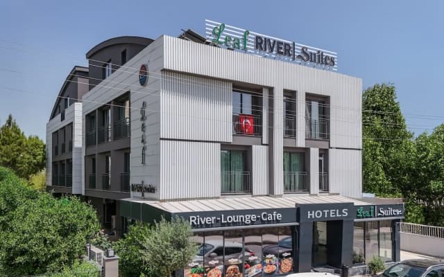 Отель Leaf River Suites