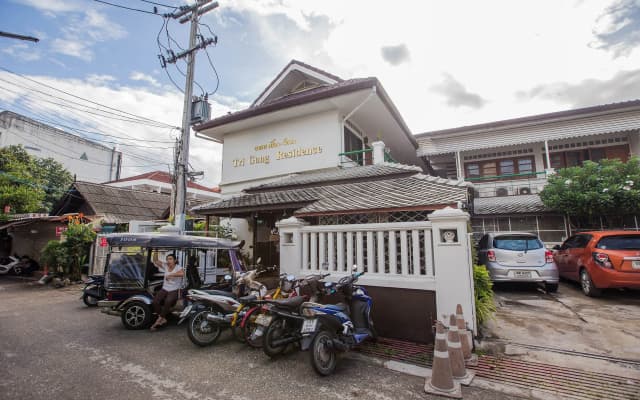 ZEN Rooms Sripoom Soi 1