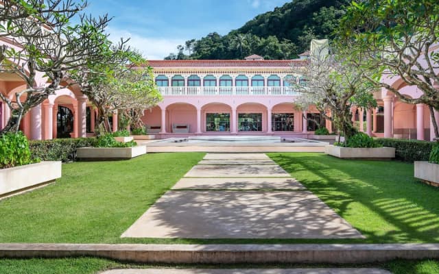 Отель Centara Grand Beach Resort Phuket 