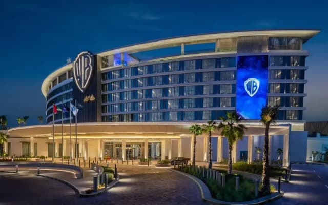 Отель The WB Abu Dhabi, Curio Collection by Hilton