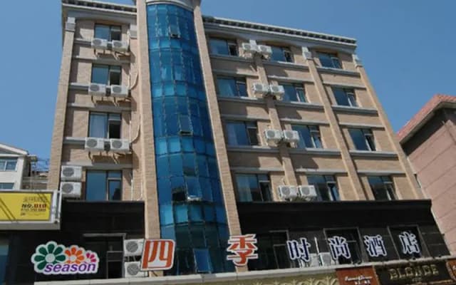 Dalian Seasons Urban Theme Hotel
